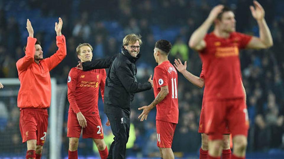 Jurgen Klopp beserta anak asuhnya rayakan kemenangan. - INDOSPORT